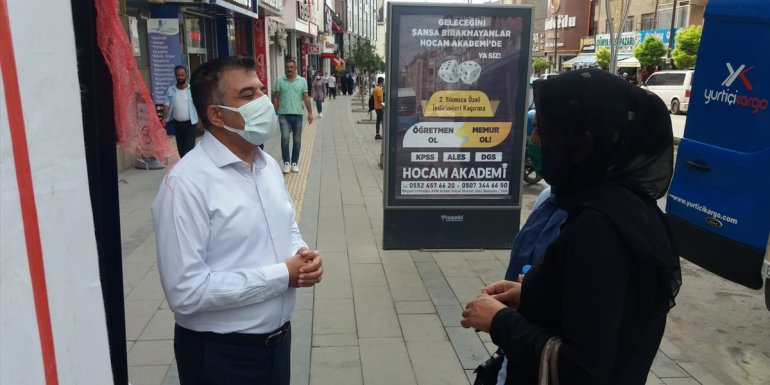 Van'da İl Sağlık Müdürü vatandaşları ikna edip aşılarını yaptı