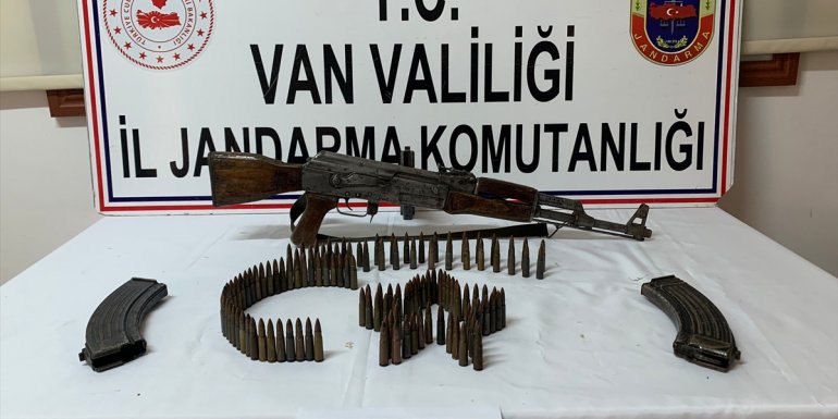 Van'da motor bölümüne gizlenmiş silah bulunan araçtaki iki şüpheli gözaltına alındı