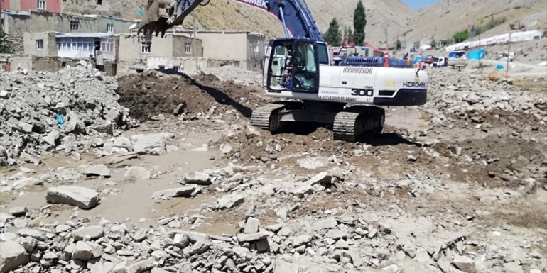 Van'da selde zarar gören bölgelerde alt yapı çalışmaları devam ediyor
