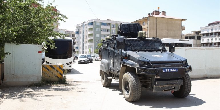 Van'da sınırda asker ve özel harekat timleri, kent merkezinde polis göçmen kaçakçılığıyla mücadele ediyor
