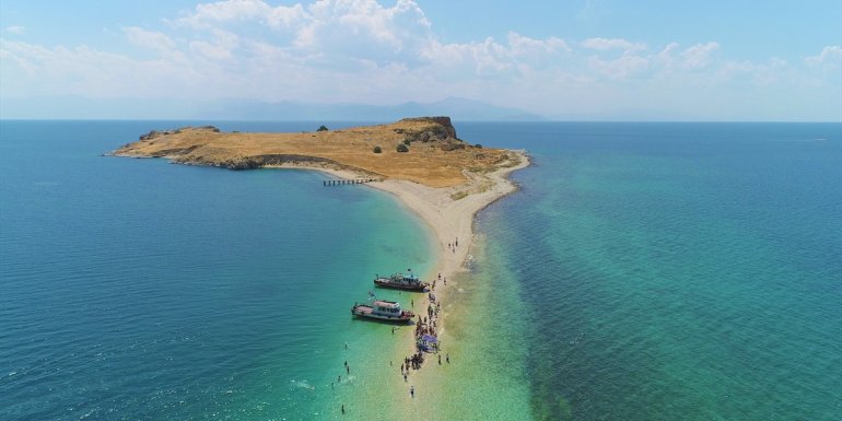 Van Gölü'nde onlarca kişi su altındaki antik yoldan yüzerek ve yürüyerek Çarpanak Adası'na ulaştı