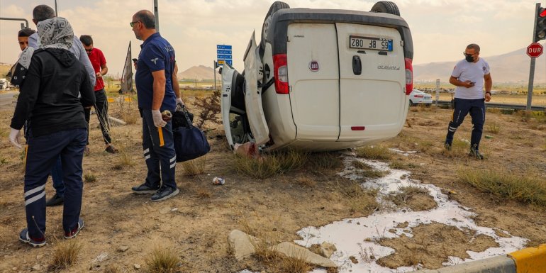 Van'da kırmızı ışıkta duran otomobile çarpan aracın takla atması sonucu 2 kişi yaralandı