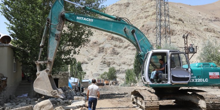 Van'da selzedelerin yaraları sarılıyor