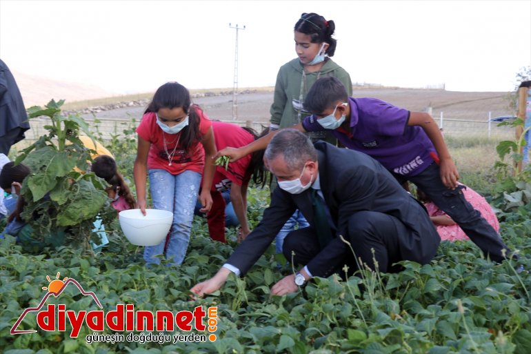 ürünlerle masrafı okulunun eğitim elde öğrencilerin köy edilen karşılanıyor Ağrı