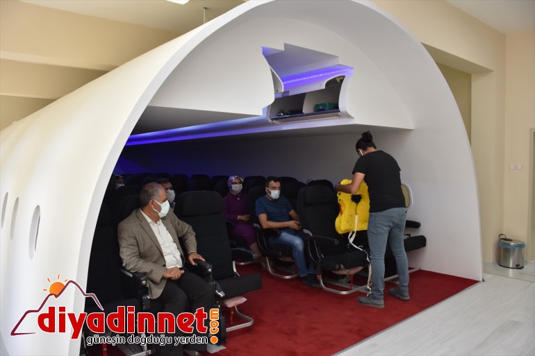 Kabin hizmetlerini "uçak sınıf"ta uygulamalı öğreniyorlar