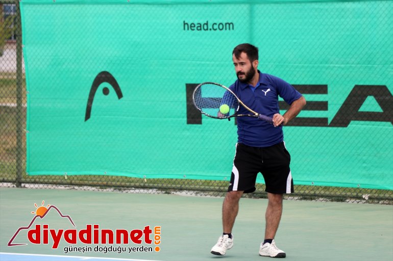 Kortların tek kollu tenisçisi azmiyle engelli bireylere örnek oluyor