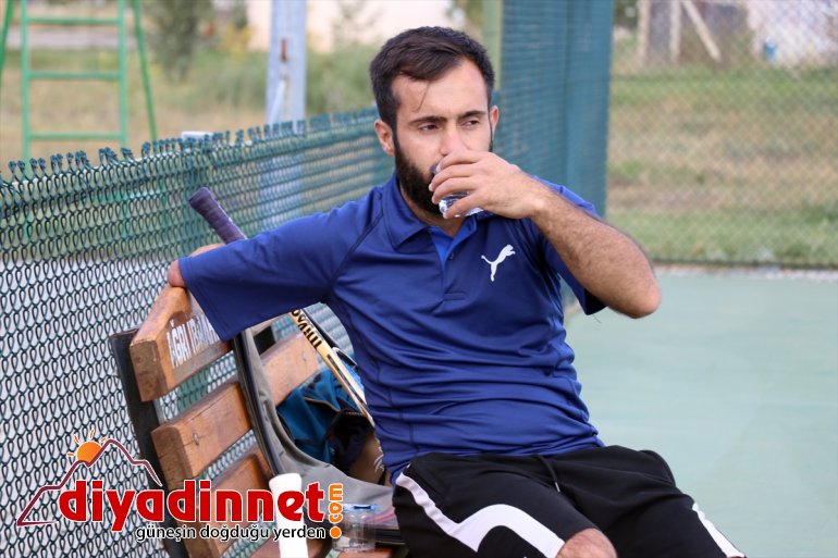 tek AĞRI Kortların - azmiyle tenisçisi kollu örnek engelli bireylere oluyor 2