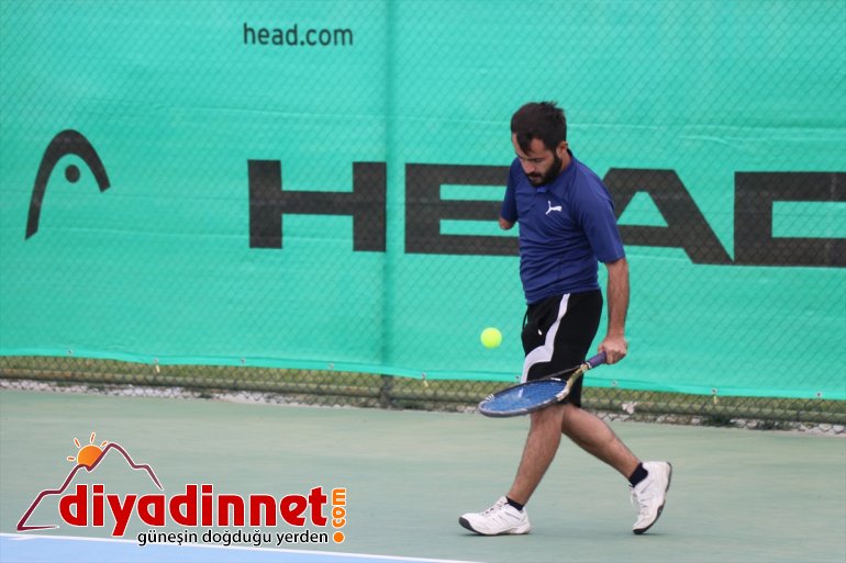 azmiyle - tek engelli Kortların örnek oluyor kollu bireylere AĞRI tenisçisi 12