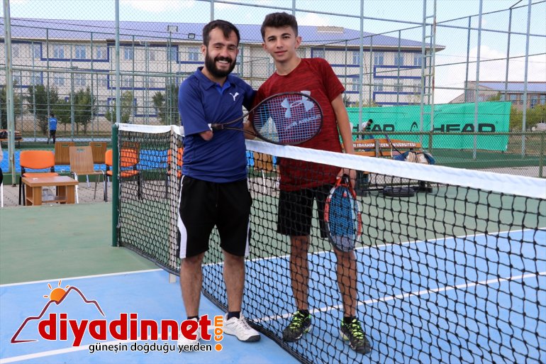 Kortların kollu AĞRI oluyor azmiyle - tek tenisçisi örnek engelli bireylere 13