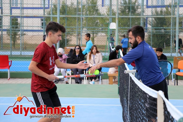 engelli kollu AĞRI örnek tenisçisi oluyor - Kortların tek azmiyle bireylere 9