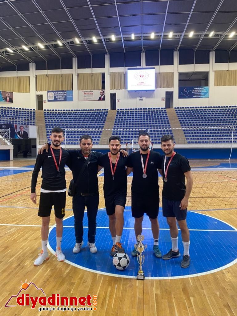 Ağrılı sporcular, ayak tenisinde bölge ikincisi oldu	1