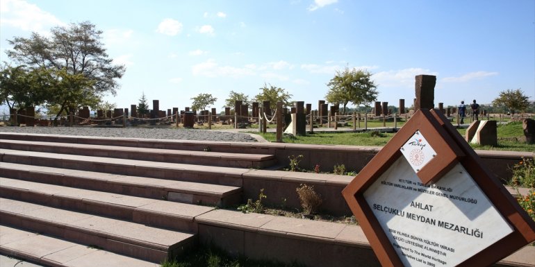 Ahlat Selçuklu Meydan Mezarlığı'nda çok sayıda çocuk mezarı tespit edildi