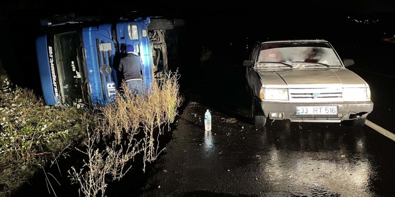 Ardahan'da kar ve tipi nedeniyle tırlar yolda kaldı