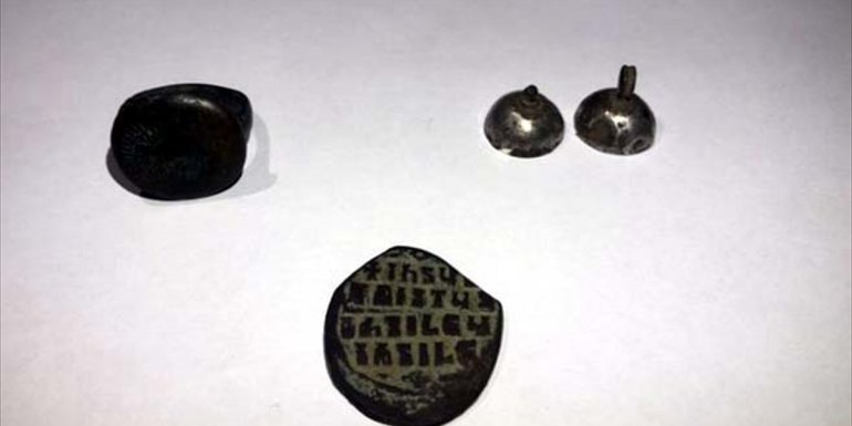 Ardahan'da otomobilde 4 tarihi eser ele geçirildi