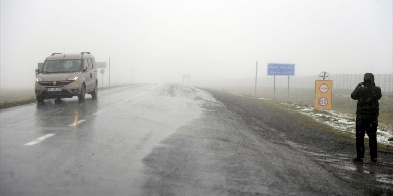 Ardahan'da kar yağışı ve sis etkili oluyor