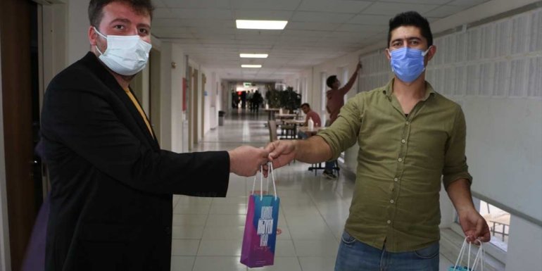 Aziziye Belediyesi üniversite öğrencilerine hijyen seti dağıttı