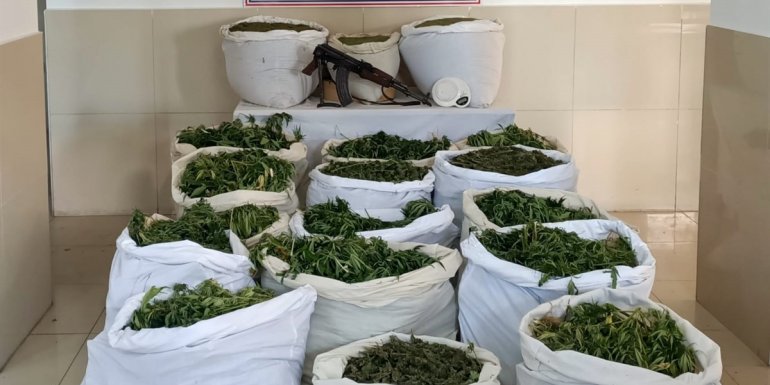 BİNGÖL - Eren-4 operasyonunda uyuşturucu ve silah ele geçirildi1