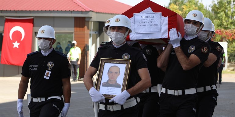 BİNGÖL - Evinde bıçakla yaralanan polis hayatını kaybetti1