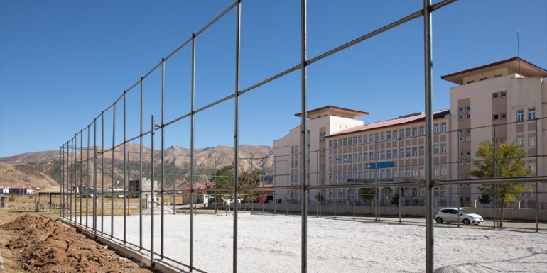 Bitlis Belediyesi 13 mahallede semt sahası kuruyor