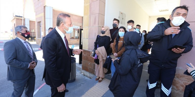 Bitlis Eren Üniversitesi Rektörü Elmastaş'tan, öğrencilere "aşı olun" çağrısı