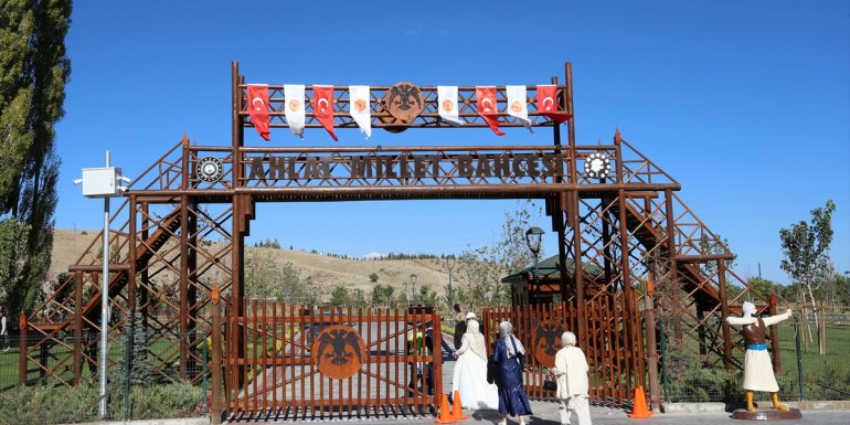 Bitlis'te içinde han otağı bulunan millet bahçesi yoğun ilgi görüyor