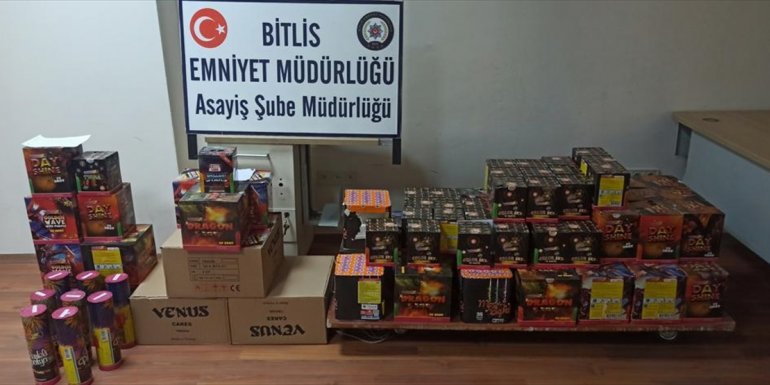 Bitlis'te çok sayıda havai fişek ile gök bombası muhafaza altına alındı