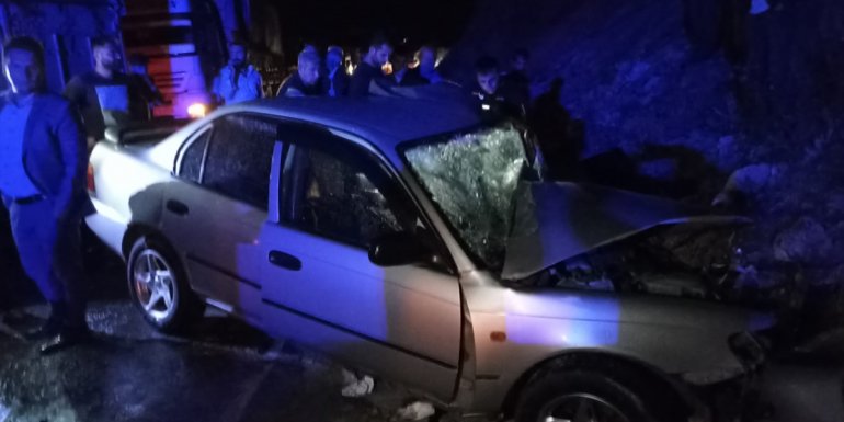 Bitlis'te tır ile otomobilin çarpışması sonucu iki kişi yaralandı