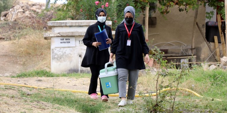 ELAZIĞ - Anonsla çağırdıkları köy halkını taziyeevinde aşılıyorlar1