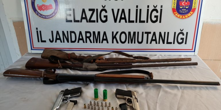 Elazığ'da ruhsatsız 2 tabanca ve 3 tüfek ele geçirildi