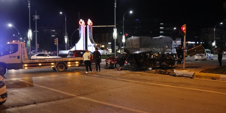 Elazığ'da iki otomobilin çarpışmasında iki kişi yaralandı