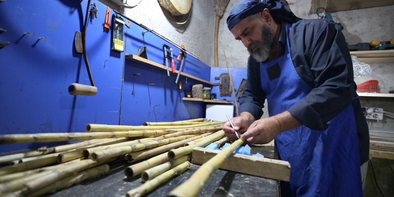 Kültürünü yaşatmak için yaptığı neylerle gönüllü kurs veriyor