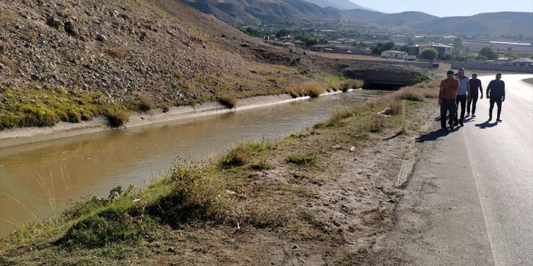 Erzincan'da 15 yaşındaki sürücünün kullandığı otomobil sulama kanalına devrildi: 1 ölü, 1 ağır yaralı