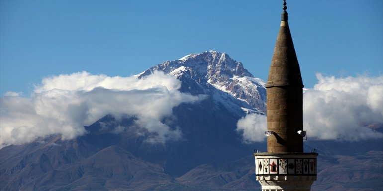 Beyaz gelinliğini giyen Munzur Dağı zirvesinde görsel şölen