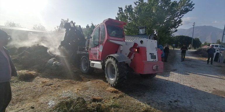 Erzincan'da bir samanlık yandı