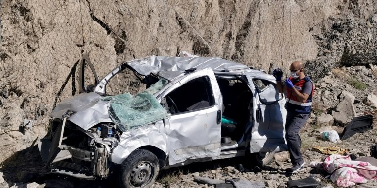 Erzincan'da hafif ticari araç devrildi: 1 ölü, 2 yaralı
