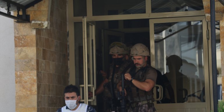 ERZİNCAN - İki kişiyi öldüren şüpheli evinin balkonundan giren özel harekat polislerince yakalandı1