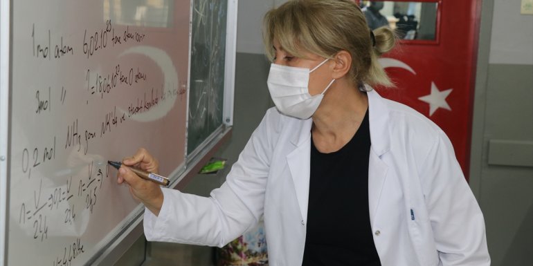 Öğrencilerin salgın dönemindeki eğitim açığını gönüllü öğretmenler telafi ediyor