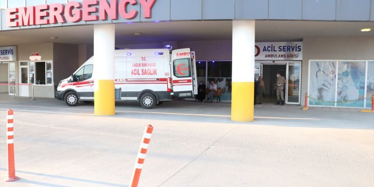 ERZİNCAN - Otomobil ile minibüsün çarpıştığı trafik kazasında 9 kişi yaralandı1