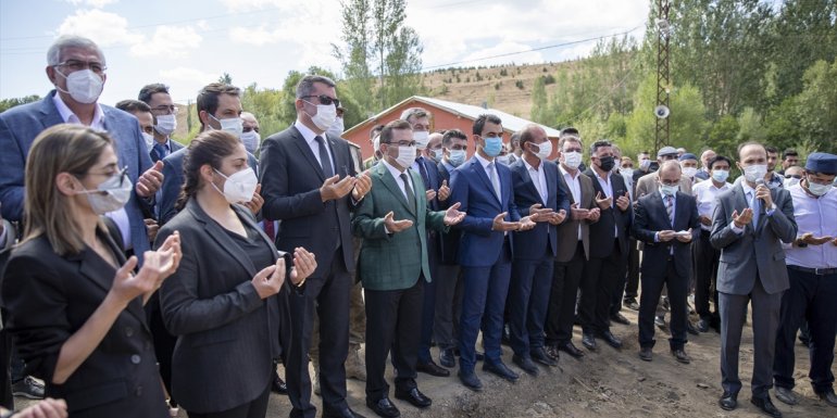 Erzurum'da 20 milyon liraya yapılacak 5 yeni okulun ikisinin temeli atıldı