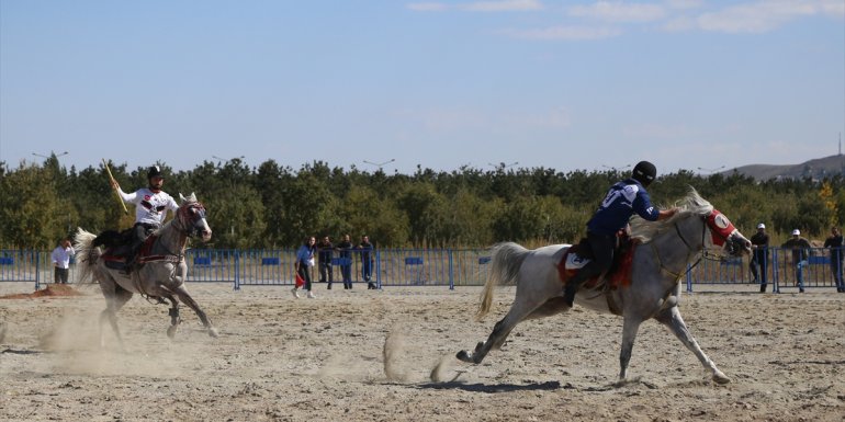 Erzurum'da düzenlenen '5. Geleneksel Atlı Cirit Turnuvası' başladı