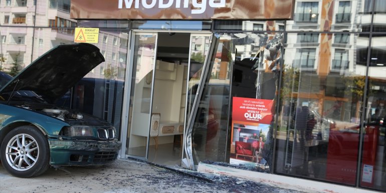 Erzurum'da kontrolden çıkan otomobil mobilya mağazasının camına çarparak durdu