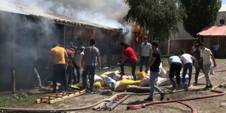 Erzurum'da patates toptancı halinde çıkan yangında iş yeri depoları zarar gördü