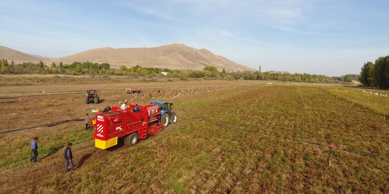 ERZURUM - Ekilmemiş arazi kalmayacak dediler makineleriyle çiftçinin yardımına koştular1