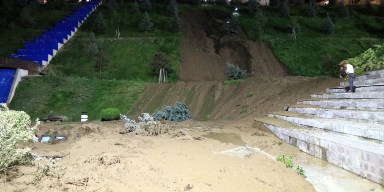 Erzurum'da patlayan hattan akan su nedeniyle toprak kayması oldu