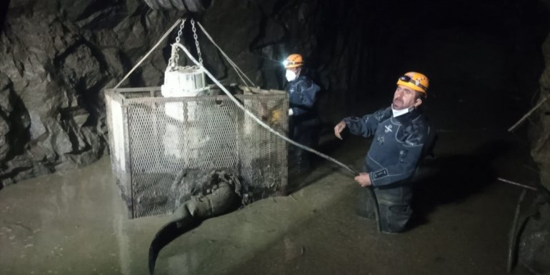 Erzurum'da tünelde sele kapılan işçiyi arama çalışmaları devam ediyor