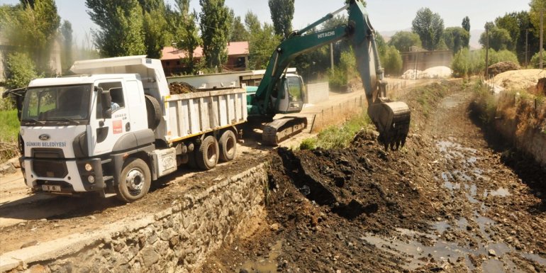 Günkırı'daki derede temizlik çalışması yapıldı
