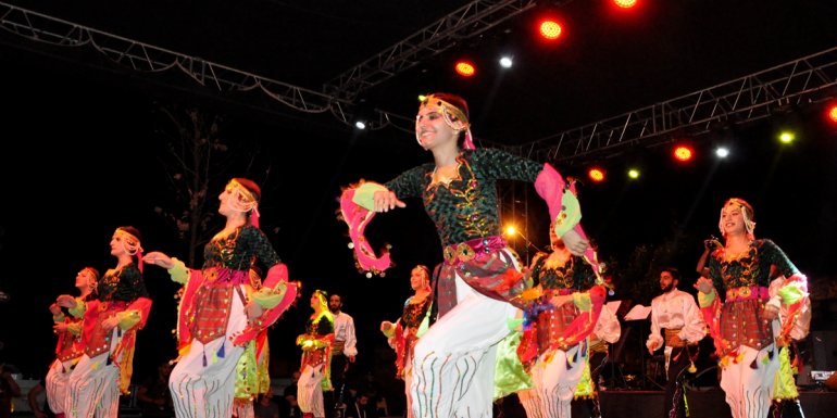 Çukurca'da sahne alan Reng-i Hakkari Sanat Topluluğu festivale renk kattı