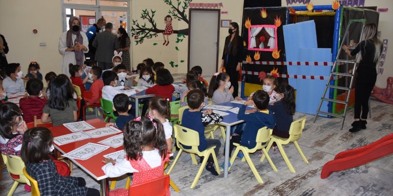 Hakkari'de anaokulu öğrencilerine yangın ve deprem eğitimi verildi