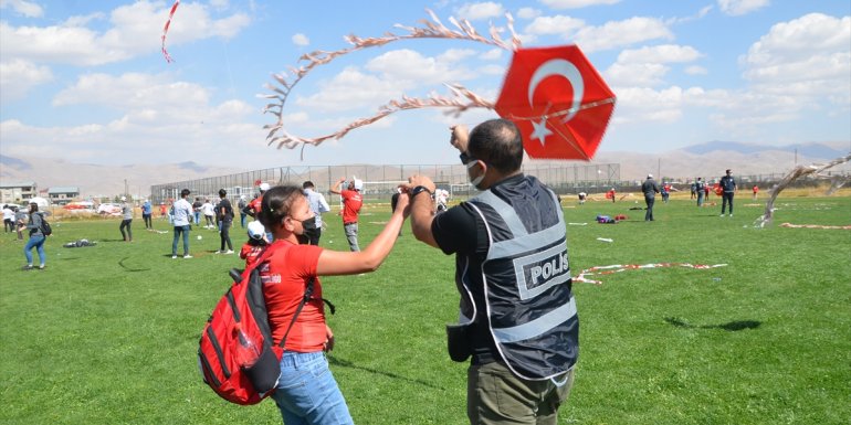 Hakkari'deki şenlikte polisler öğrencilerle uçurtma uçurdu