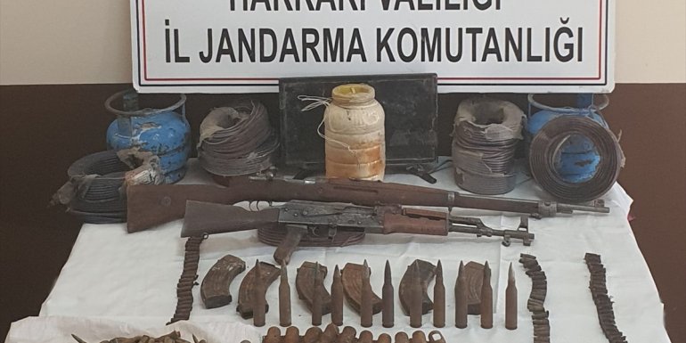 Hakkari kırsalında bir mağarada silah, mühimmat ve patlayıcı ele geçirildi1